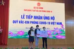 Lãnh đạo Kho bạc nhà nước tiếp nhận ủng hộ Quỹ Vaccine từ đại diện doanh nghiệp. Ảnh:VGP