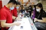 Khách hàng giao dịch vàng miếng. (Ảnh: TTXVN)