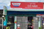 Người dân TPHCM có thể dễ dàng mua nhu yếu phẩm tại các cửa hàng tạp hoá gần nhà.