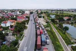 Hàng nghìn xe tải, phương tiện cá nhân ùn ứ khoảng 10km trên Quốc lộ 5, từ huyện Kim Thành, Hải Dương đến huyện An Dương, Hải Phòng.