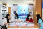 Các sinh viên lắng nghe tư vấn từ đại diện doanh nghiệp về yêu cầu và quy trình tuyển dụng. Ảnh chụp tháng 12/2020. (Nguồn: TTXVN)
