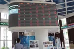 Nhà đầu tư theo dõi bảng giá chứng khoán tại sàn HOSE. (Ảnh: Hứa Chung/TTXVN)