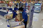 Nhu cầu mua hàng của người dân tăng cao nên nhiều siêu thị phải khẩn trương soạn, bán hàng trong ngày 24-8 - Ảnh: C.M.