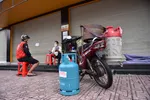 Người giao gas bị lập biên bản vì giao gas liên quận trái quy định vào sáng 25-8 - Ảnh: NGỌC PHƯỢNG