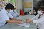 Phát tiền hỗ trợ đợt 2 cho người bị thất nghiệp ở phường 15, quận 10, TP.HCM - Ảnh: TỰ TRUNG