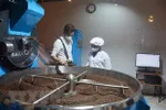 Rang xay càphê bằng phần mềm công nghệ tại một doanh nghiệp. (Ảnh: Hoài Thu/TTXVN)