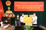 Đại diện Tập đoàn T&T Group và Ngân hàng SHB trao tặng 150.000 bộ kit xét nghiệm test nhanh COVID-19 cho lãnh đạo tỉnh Hải Dương. 
