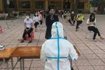 Lấy mẫu xét nghiệm cho giáo viên tại trường học ở H.Việt Yên, Bắc Giang