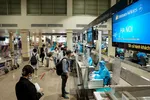 Hành khách Vietnam Airlines làm thủ tục ở quầy check-in sân bay Tân Sơn Nhất. (Ảnh: CTV/Vietnam+)