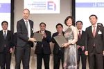 Tổng giám đốc VinFast châu Âu Trần Thị Hồng Bích trao biên bản ghi nhớ hợp tác với lãnh đạo Tập đoàn EDF.
