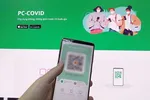 Từ ngày 16/11, người dân sử dụng ứng dụng "PC-COVID" của Ban Chỉ đạo Quốc gia phòng, chống dịch COVID-19. (Nguồn: baotintuc.vn)