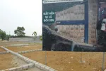 Bảng giới thiệu về khu đất để hấp dẫn người mua. (Nguồn ảnh: TTXVN)