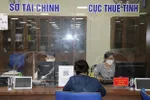 Cán bộ Sở Tài chính và Cục Thuế tỉnh Yên Bái hướng dẫn các thủ tục hành chính tại Trung tâm hành chính công của tỉnh. (Ảnh: Tiến Khánh/TTXVN)