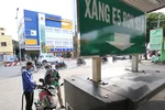 Người dân đổ xăng E5RON92 tại một cây xăng ở TP.HCM - Ảnh: NHẬT THỊNH