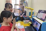 Phụ huynh lớp 1 ở TP.HCM học trực tuyến cùng con - Ảnh: GIA HUY