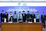 Đại diện NovaGroup và đại diện Bệnh viện Quân y 175 tiến hành nghi thức ký kết hợp tác