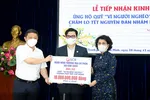 Phó Chủ tịch UBND TP Dương Anh Đức và Chủ tịch Ủy ban MTTQ TPHCM Tô Thị Bích Châu tiếp nhận hỗ trợ từ SCB.