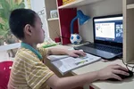 Học sinh học trực tuyến phòng dịch COVID-19. (Ảnh: TTXVN)