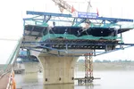 Thi công cầu Núi Đọ dài 1,9 km bắc qua sông Chu, huyện Thiệu Hóa, tỉnh Thanh Hóa tại dự án cao tốc Bắc-Nam đoạn Mai Sơn-Quốc lộ 45. (Ảnh: Việt Hùng/Vietnam+)