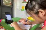Thanh Ngọc đang làm bài kiểm tra trực tuyến trên điện thoại