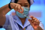 Tiêm vaccine ngừa COVID-19 tại Bangkok, Thái Lan. (Nguồn: AFP/TTXVN)