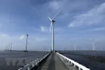 Nhà máy Điện gió Bạc Liêu được đánh giá góp phần quan trọng trong việc bảo vệ môi trường sống, giảm sự ảnh hưởng của biến đổi khí hậu. (Ảnh: Phan Tuấn Anh/TTXVN)