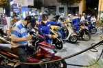 Người dân đổ xăng tại trạm xăng ở quận 1, TP.HCM, tối 15-3 - Ảnh: T.T.D.