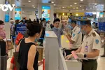 Lực lượng an ninh hàng không sân bay Nội Bài kiểm tra thông tin hành khách, soi chiếu an ninh hành khách. 