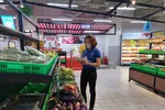 Nhân viên ngành hàng rau củ quả đang kiểm tra lại các sản phẩm đã được đưa lên quầy kệ tại Co.opmart SCA Long Biên - Ảnh: N.K.