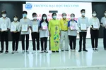 Bà Thạch Thị Dân, Phó Hiệu trưởng Trường đại học Trà Vinh trao huy chương và giấy chứng nhận cho các thí sinh đạt giải cao.