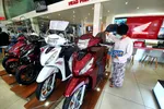 Nhiều khách mua xe máy hiệu Honda phải trả cho đại lý số tiền cao hơn so với giá đề xuất - Ảnh: C.TRUNG