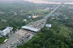 Mặc dù xả trạm nhưng vẫn ùn xe trước và sau trạm thu phí Long Phước (trên cao tốc hướng từ TP.HCM - Long Thành - Dầu Giây) vào sáng 30-4 - Ảnh: T.T.D.