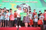 Tại buổi gala ủng hộ chương trình “Chung tay cùng bạn đến trường", với sự có mặt của cầu thủ Quang Hải.
