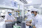 Sản xuất linh kiện điện tử. (Ảnh: Hoàng Hùng/TTXVN)
