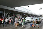 Hành khách di chuyển vào ga đi trong nước tại sân bay Tân Sơn Nhất. (Ảnh: Tiến Lực/TTXVN)