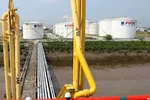 Xăng dầu nhập khẩu về cảng tại TP.HCM - Ảnh: N.HIỂN