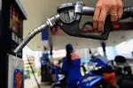 Bộ Tài chính đề nghị trước mắt không thực hiện điều chỉnh giảm thuế VAT, thuế tiêu thụ đặc biệt đối với xăng dầu (Ảnh minh họa: KT)