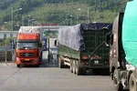 Thông quan qua cửa khẩu đường bộ số II Kim Thành, Lào Cai. (Ảnh: Quốc Khánh/TTXVN)