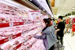 Người tiêu dùng chọn mua thực phẩm tại một trung tâm thương mại ở TPHCM. Ảnh: CAO THĂNG
