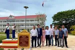 Đoàn công tác Trường ĐH Trà Vinh đến thăm Trường THPT Hun Sen Chek.