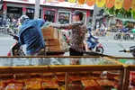 Giao sỉ bánh trung thu trên địa bàn quận 5, TP HCM Ảnh: AN NA
