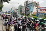 Nhiều thời điểm lượng phương tiện đổ về trung tâm TP HCM gây cảnh ùn tắc và khói bụi. Ảnh chụp trên đường Cộng Hòa, quận Tân Bình vào ngày 15-8