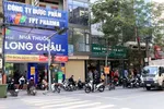 Người dân mua thuốc tại hiệu thuốc Long Châu. (Ảnh: Đinh Văn Nhiều/TTXVN)