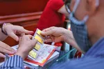 Khách hàng giao dịch vàng miếng. (Ảnh: TTXVN)