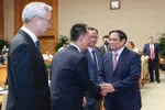 Thủ tướng Phạm Minh Chính với các doanh nghiệp đầu tư nước ngoài dự Hội nghị - Ảnh: VGP/Nhật Bắc