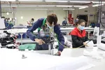 Sản xuất hàng may xuất khẩu. (Ảnh: Hoàng Nguyên/TTXVN)
