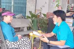 Cán bộ BHXH tỉnh Cà Mau trực tiếp tuyên truyền chính sách BHYT, BHXH tự nguyện đến người dân. 