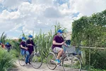 Du khách trải nghiệm cảnh đẹp ở các điểm đến như Thạnh An, Thiềng Liềng, Vàm Sát... tại huyện Cần Giờ bằng xe đạp. (Ảnh: Mỹ Phương/TTXVN)