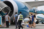 Vietnam Airlines khuyến nghị hành khách mua vé trên website, đại lý, phòng vé chính thức của các hãng và yêu cầu xuất hóa đơn để tránh mua phải vé giả, vé bị nâng giá...