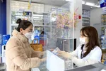 Khách mua thuốc tại Nhà thuốc Long Châu. (Ảnh: Hoàng Hùng/TTXVN)